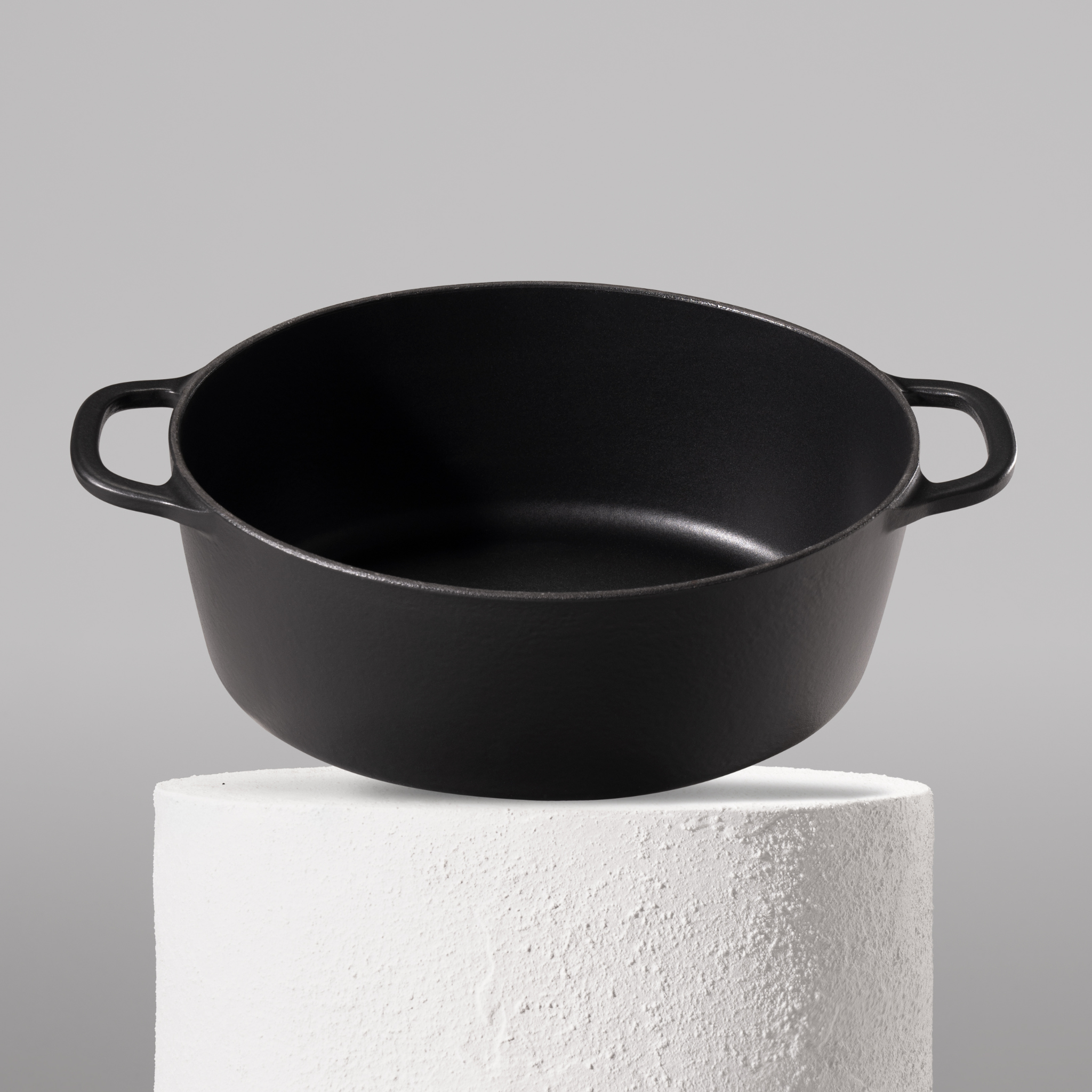 Prémiový litinový oválný hrnec 32 cm se smaltovaným povrchem pro dokonalé výsledky pečení. Nepřilnavý povrch, snadná údržba. Barva: černá.