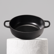 Prémiový litinový kastrol 26 cm se smaltovaným povrchem pro dokonalé výsledky dušení. Nepřilnavý povrch, snadná údržba. Barva: černá.