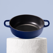Prémiový litinový kastrol 26 cm se smaltovaným povrchem pro dokonalé výsledky dušení. Nepřilnavý povrch, snadná údržba. Barva: modrá.