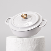 Prémiový litinový kastrol 26 cm se smaltovaným povrchem pro dokonalé výsledky dušení. Nepřilnavý povrch, snadná údržba. Barva: šedá.