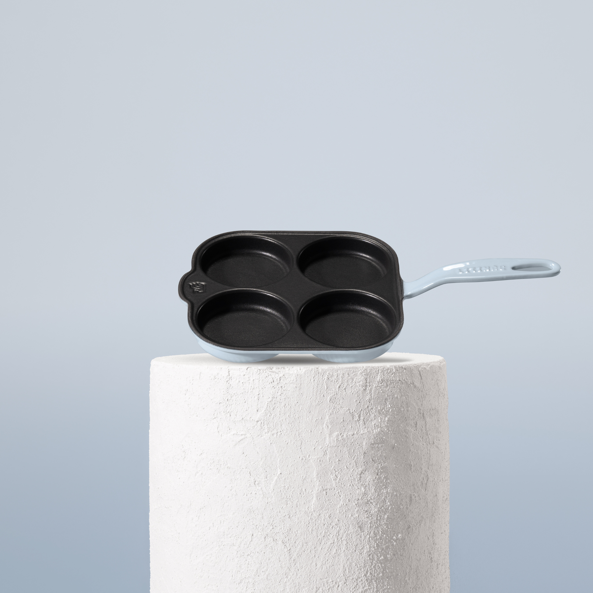 Prémiová litinová pánev na lívance se 4 pozicemi, smaltovaný povrch pro dokonalé výsledky. Barva: pastelově modrá.