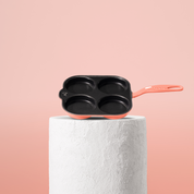 Prémiová litinová pánev na lívance se 4 pozicemi, smaltovaný povrch pro dokonalé výsledky. Barva: pastelově oranžová.