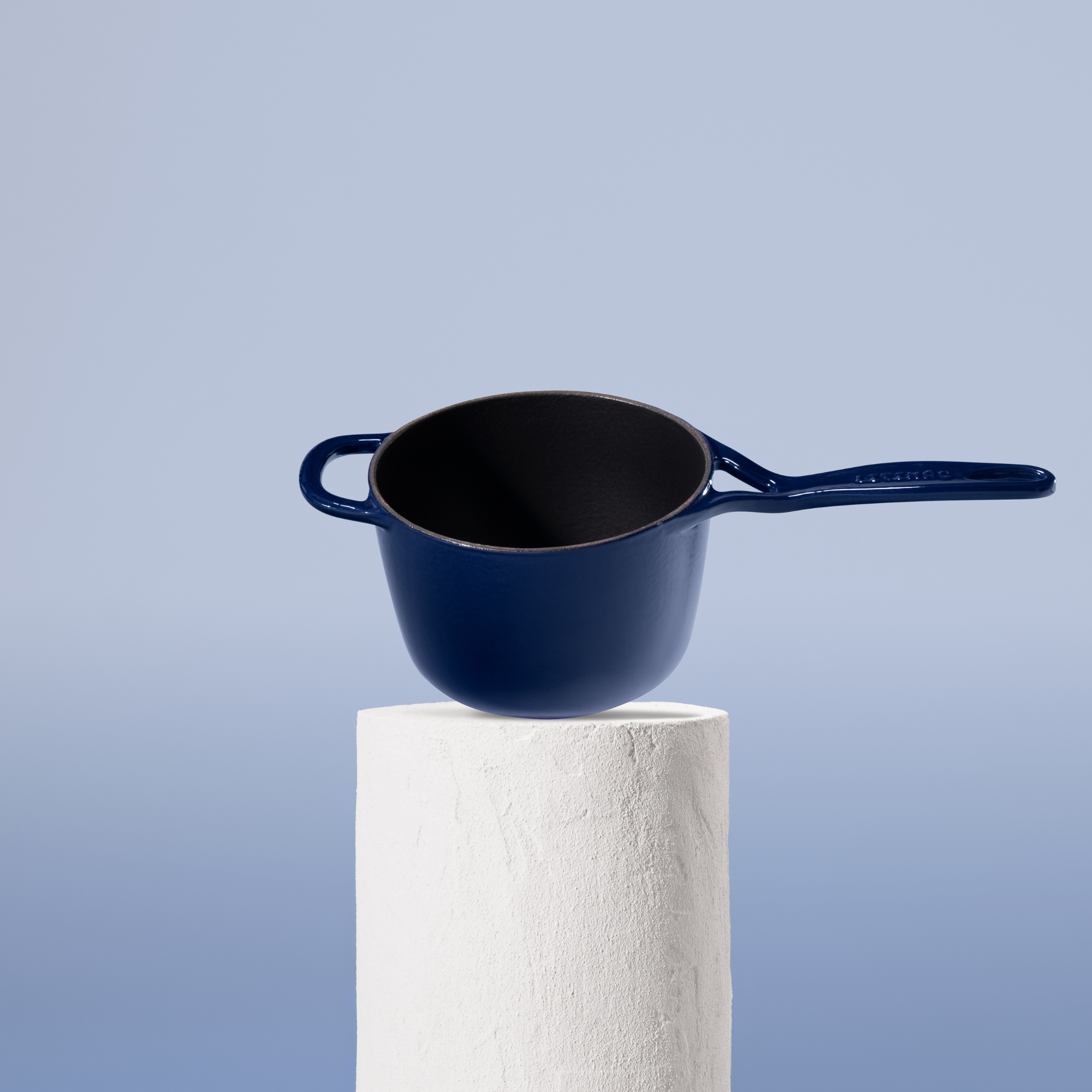 Prémiový litinový rendlík 18 cm se smaltovaným povrchem pro dokonalou přípravu omáček. Nepřilnavý povrch, snadná údržba. Barva: modrá.