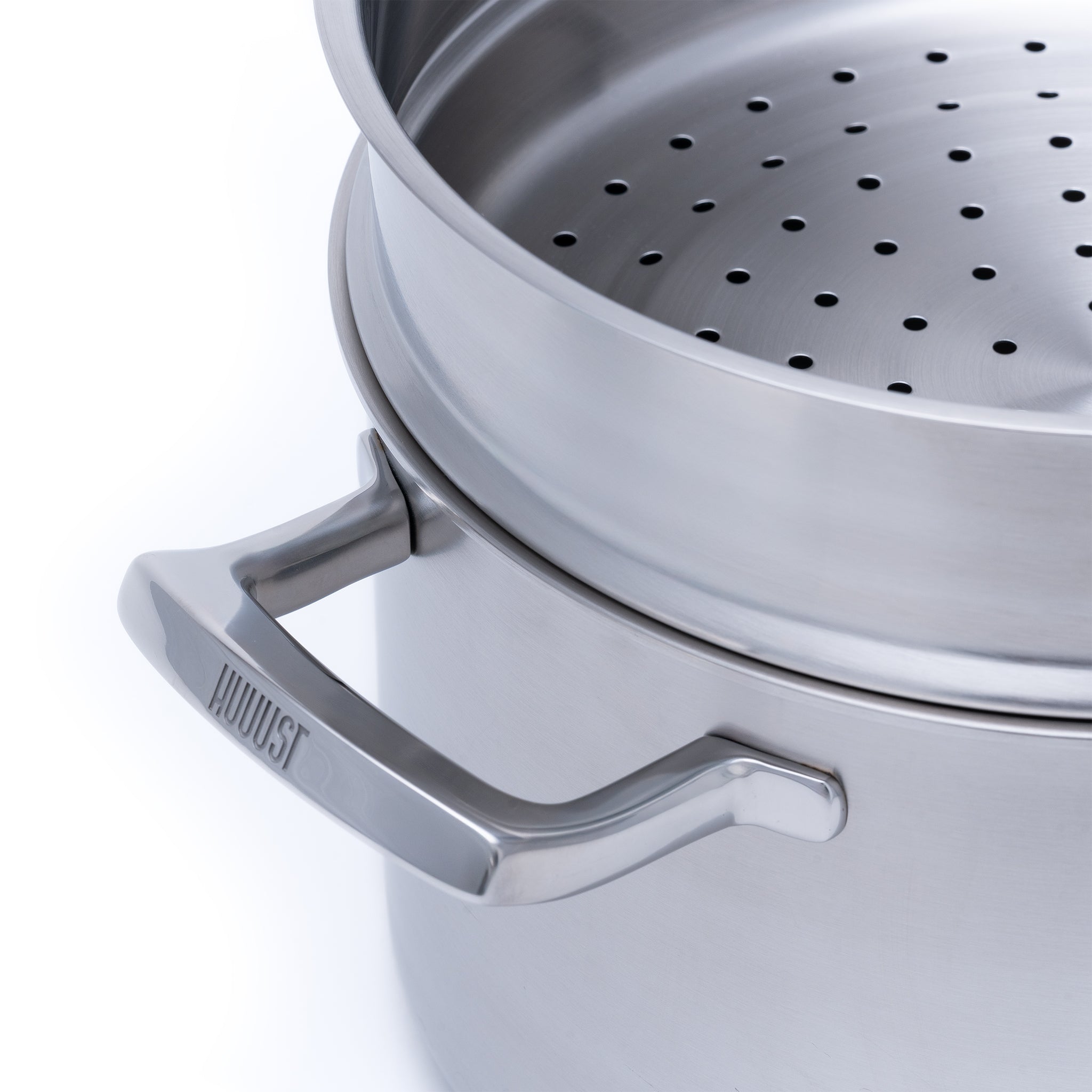 Nerezový napařovák pro zdravou přípravu pokrmů v páře, vhodný jako doplněk k hrncům různých velikostí.