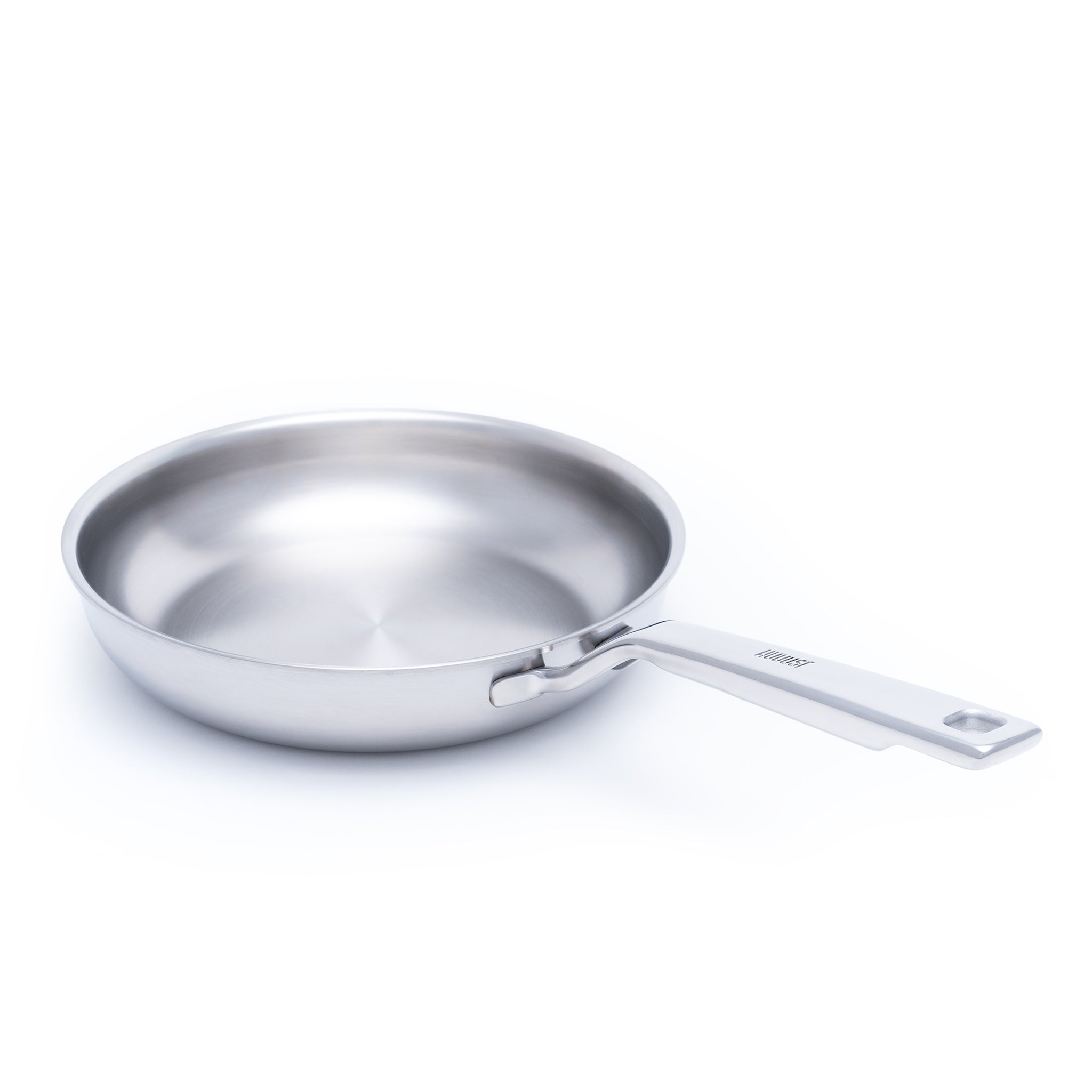 Nerezová vícevrstvá pánev o průměru 24 cm, ideální pro zdravé vaření a smažení na všech typech varných desek včetně indukce.