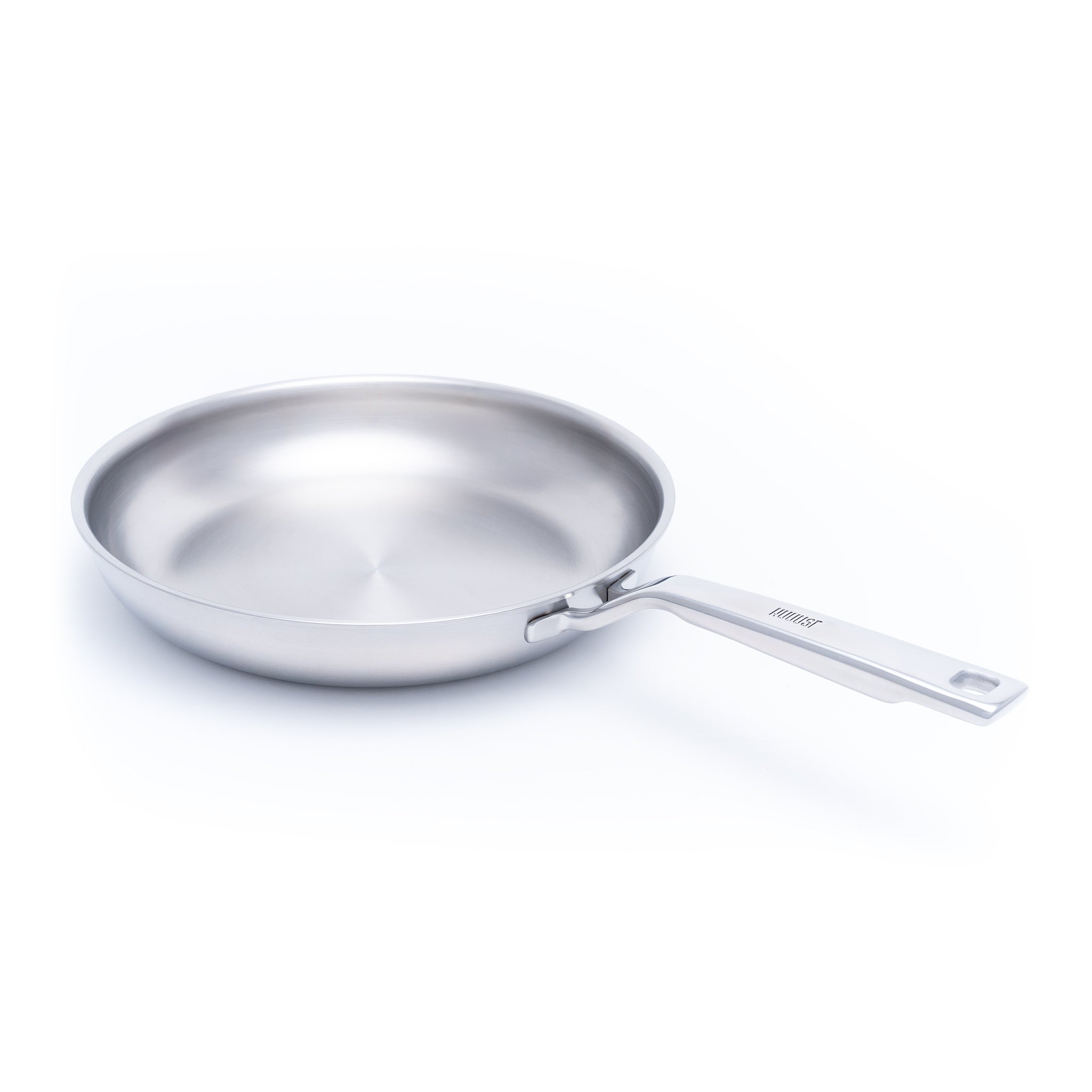 Nerezová vícevrstvá pánev o průměru 28 cm, ideální pro zdravé vaření a smažení na všech typech varných desek včetně indukce.