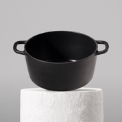 Profesionální hrnec z litiny, 26 cm, smaltovaná úprava pro snadné čištění. Vhodný na všechny typy sporáků. Barva: černá.