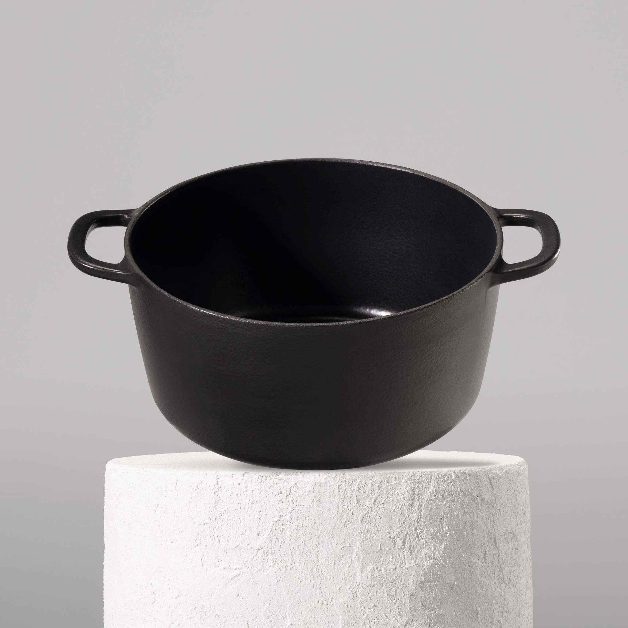 Profesionální hrnec z litiny, 26 cm, smaltovaná úprava pro snadné čištění. Vhodný na všechny typy sporáků. Barva: černá.