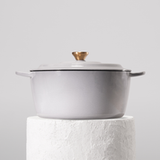 Profesionální hrnec z litiny, 28 cm, smaltovaná úprava pro snadné čištění. Vhodný na všechny typy sporáků. Barva: šedá.