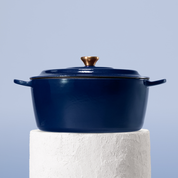 Profesionální hrnec z litiny, 30 cm, smaltovaná úprava pro snadné čištění. Vhodný na všechny typy sporáků. Barva: modrá.