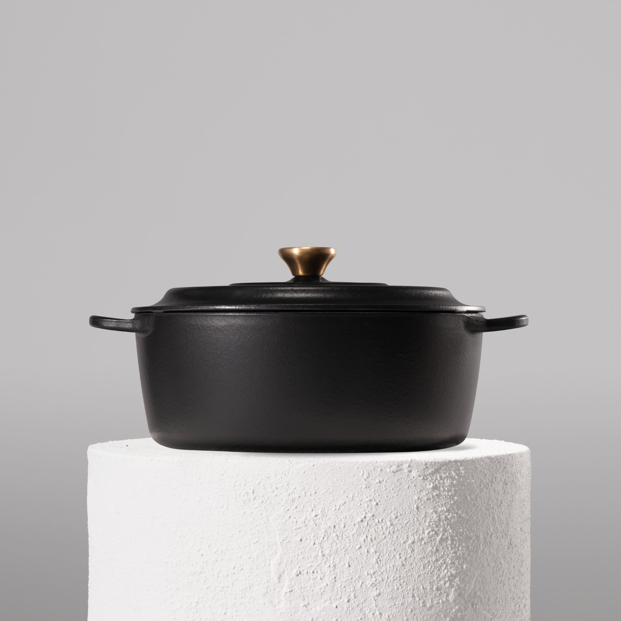 Profesionální oválný hrnec z litiny, 28 cm, smaltovaná úprava pro snadné čištění. Vhodný na všechny typy sporáků. Barva: černá.