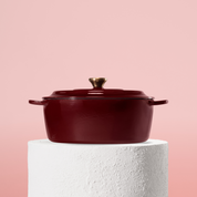 Profesionální oválný hrnec z litiny, 28 cm, smaltovaná úprava pro snadné čištění. Vhodný na všechny typy sporáků. Barva: červená.