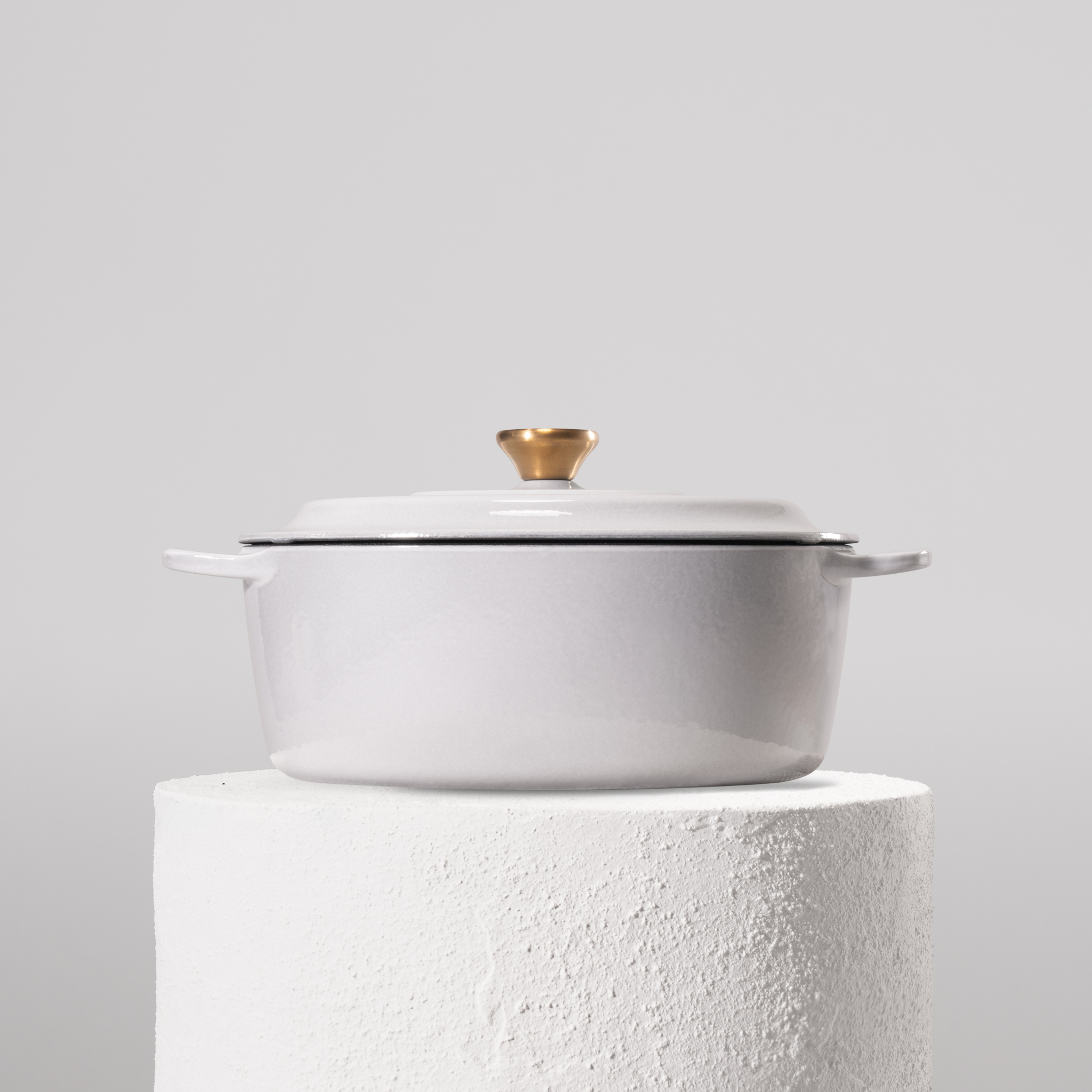 Profesionální oválný hrnec z litiny, 28 cm, smaltovaná úprava pro snadné čištění. Vhodný na všechny typy sporáků. Barva: šedá.