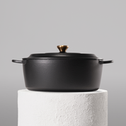 Profesionální oválný hrnec z litiny, 32 cm, smaltovaná úprava pro snadné čištění. Vhodný na všechny typy sporáků. Barva: černá.