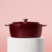 Profesionální oválný hrnec z litiny, 32 cm, smaltovaná úprava pro snadné čištění. Vhodný na všechny typy sporáků. Barva: červená.