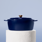 Profesionální oválný hrnec z litiny, 32 cm, smaltovaná úprava pro snadné čištění. Vhodný na všechny typy sporáků. Barva: modrá.