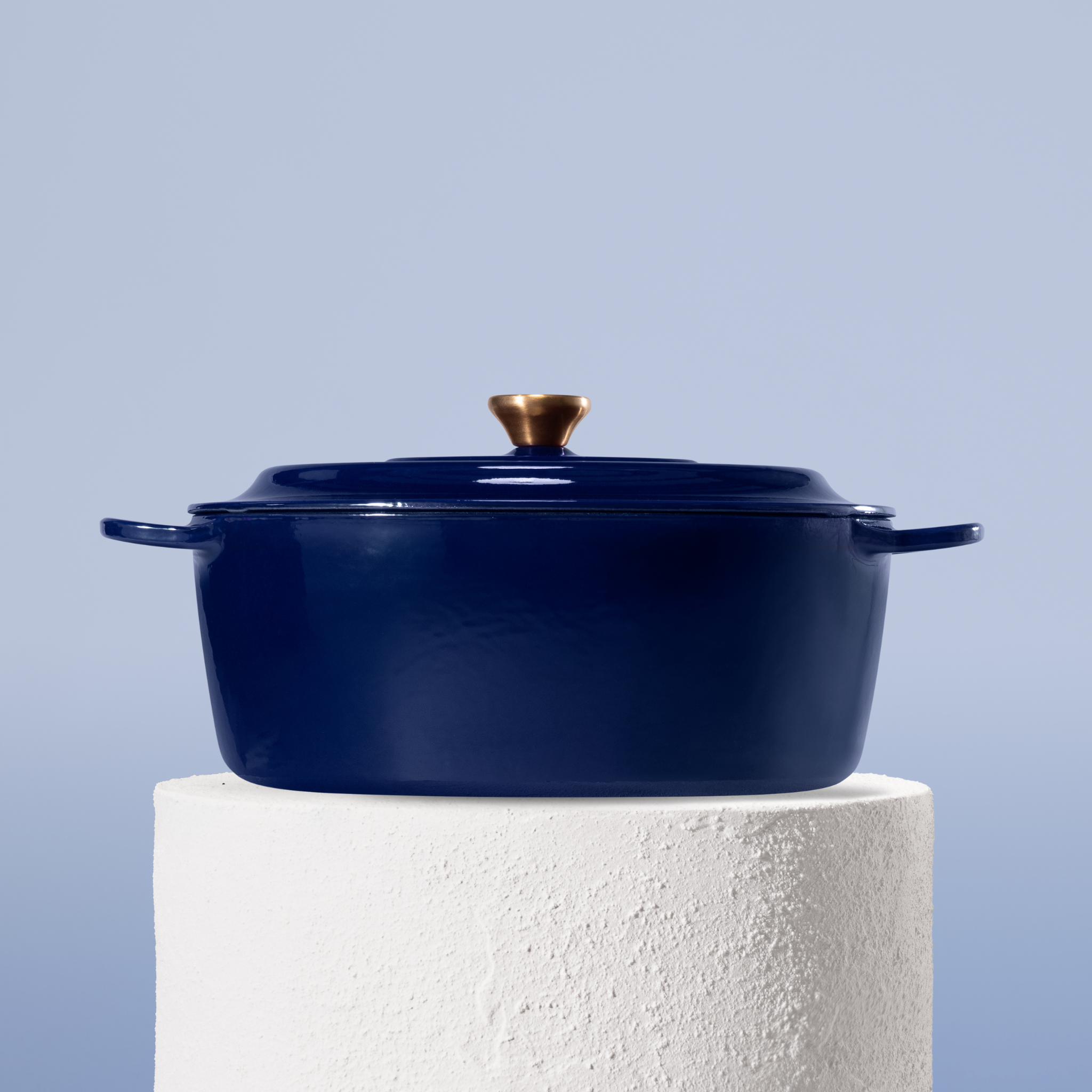 Profesionální oválný hrnec z litiny, 32 cm, smaltovaná úprava pro snadné čištění. Vhodný na všechny typy sporáků. Barva: modrá.