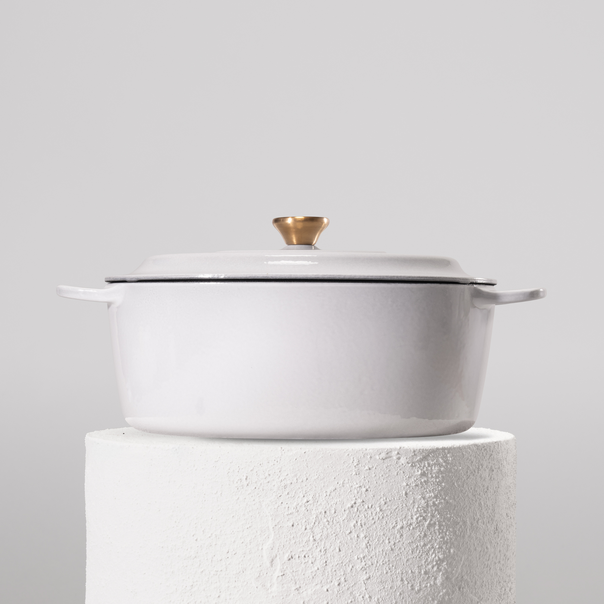 Profesionální oválný hrnec z litiny, 32 cm, smaltovaná úprava pro snadné čištění. Vhodný na všechny typy sporáků. Barva: šedá.