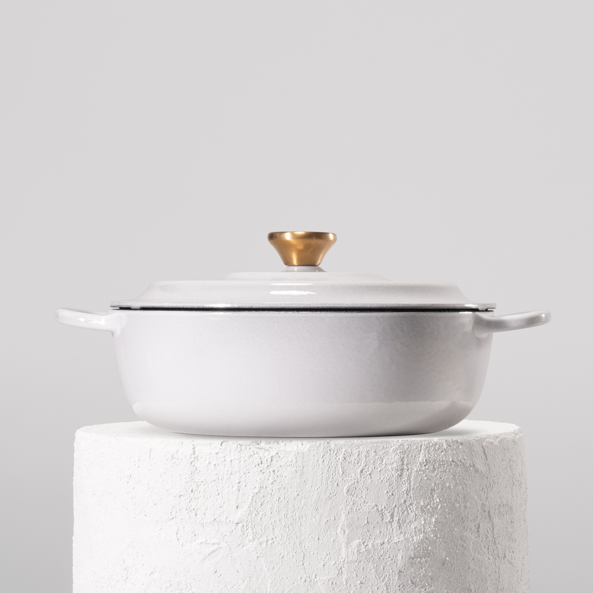 Profesionální kastrol z litiny, 26 cm, smaltovaná úprava pro snadné čištění. Vhodný na všechny typy sporáků. Barva: šedá.