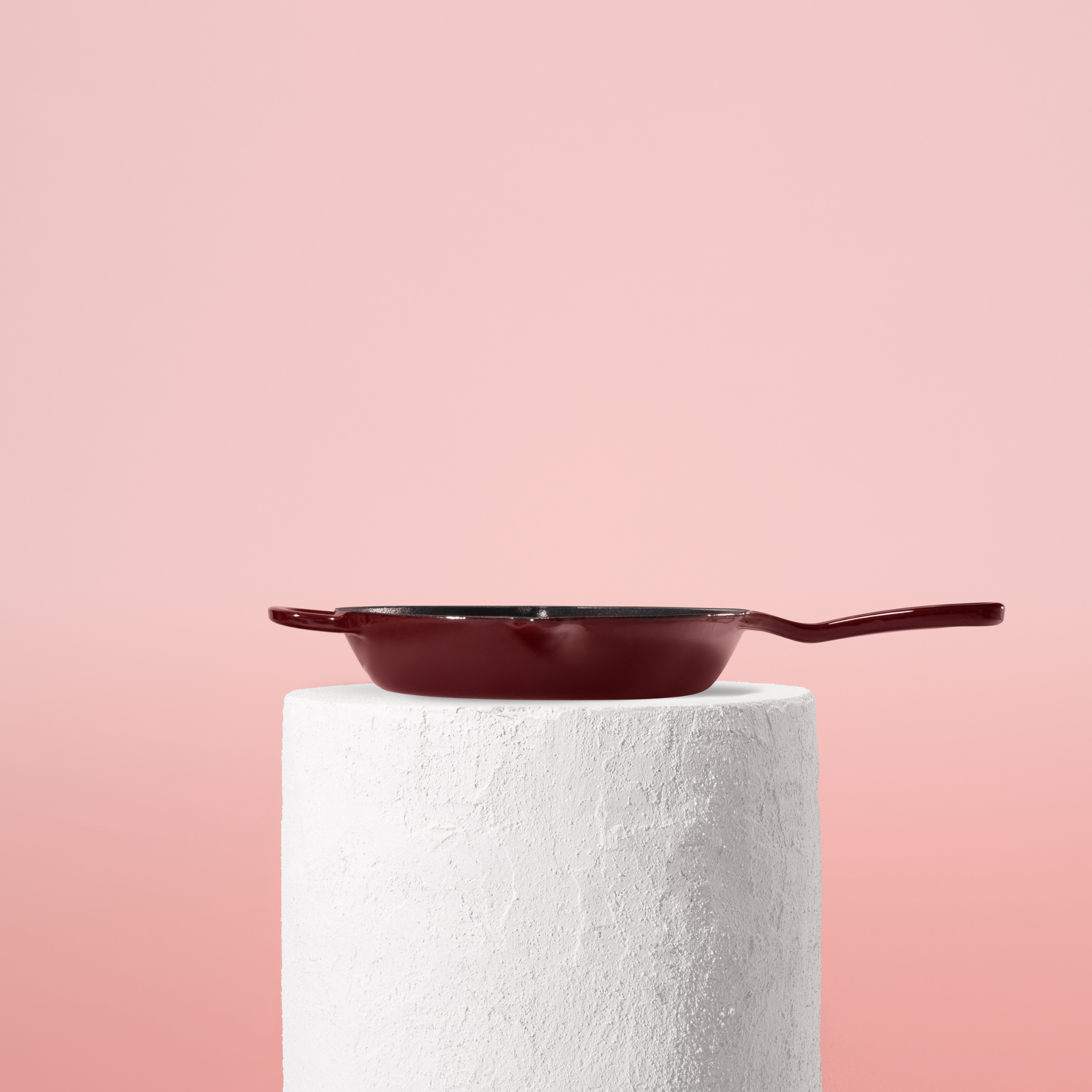 Profesionální pánev z litiny, 24 cm, smaltovaná úprava pro snadné čištění. Vhodná na všechny typy sporáků. Barva: červená.