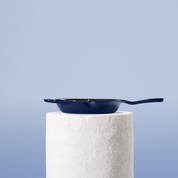 Profesionální pánev z litiny, 24 cm, smaltovaná úprava pro snadné čištění. Vhodná na všechny typy sporáků. Barva: modrá.