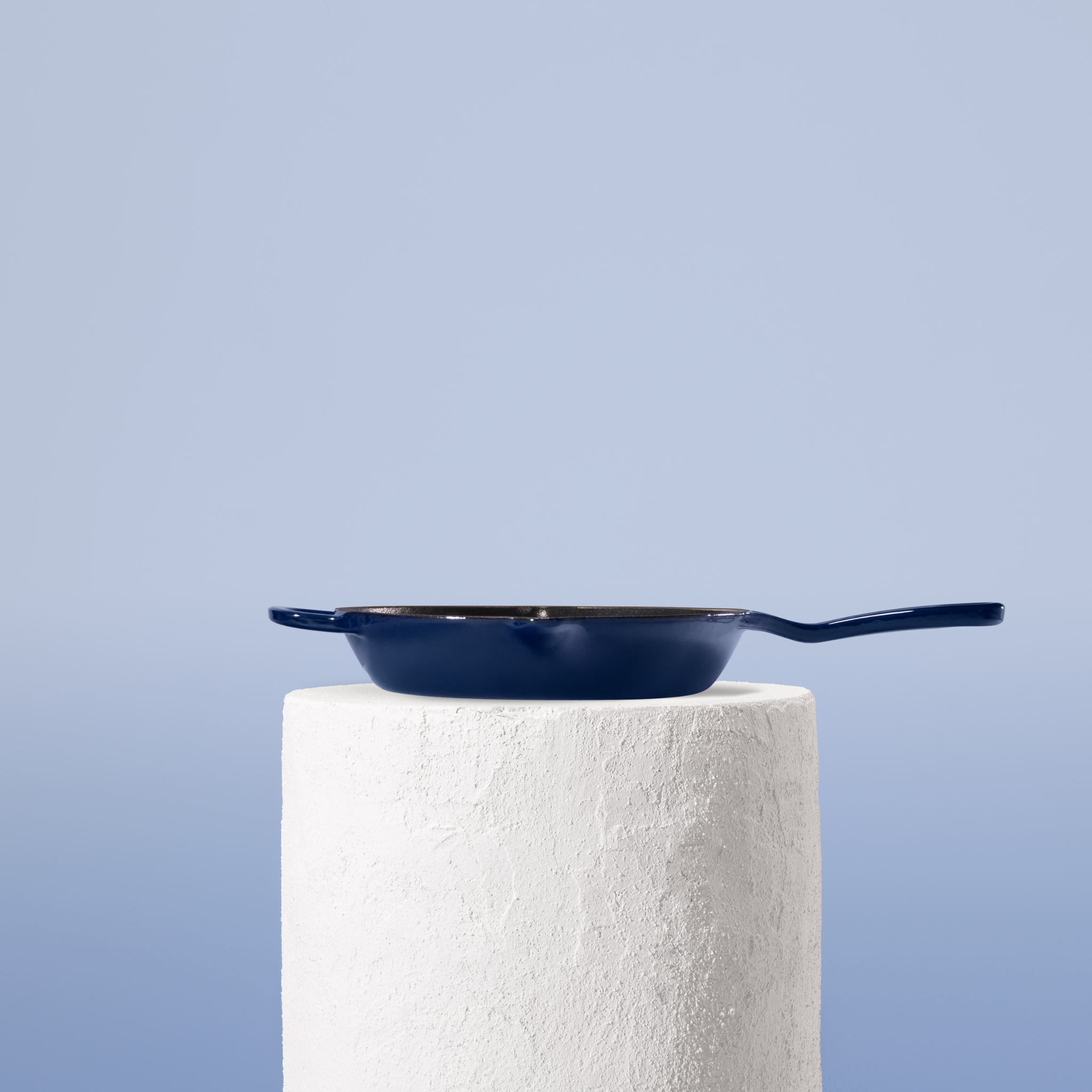 Profesionální pánev z litiny, 24 cm, smaltovaná úprava pro snadné čištění. Vhodná na všechny typy sporáků. Barva: modrá.