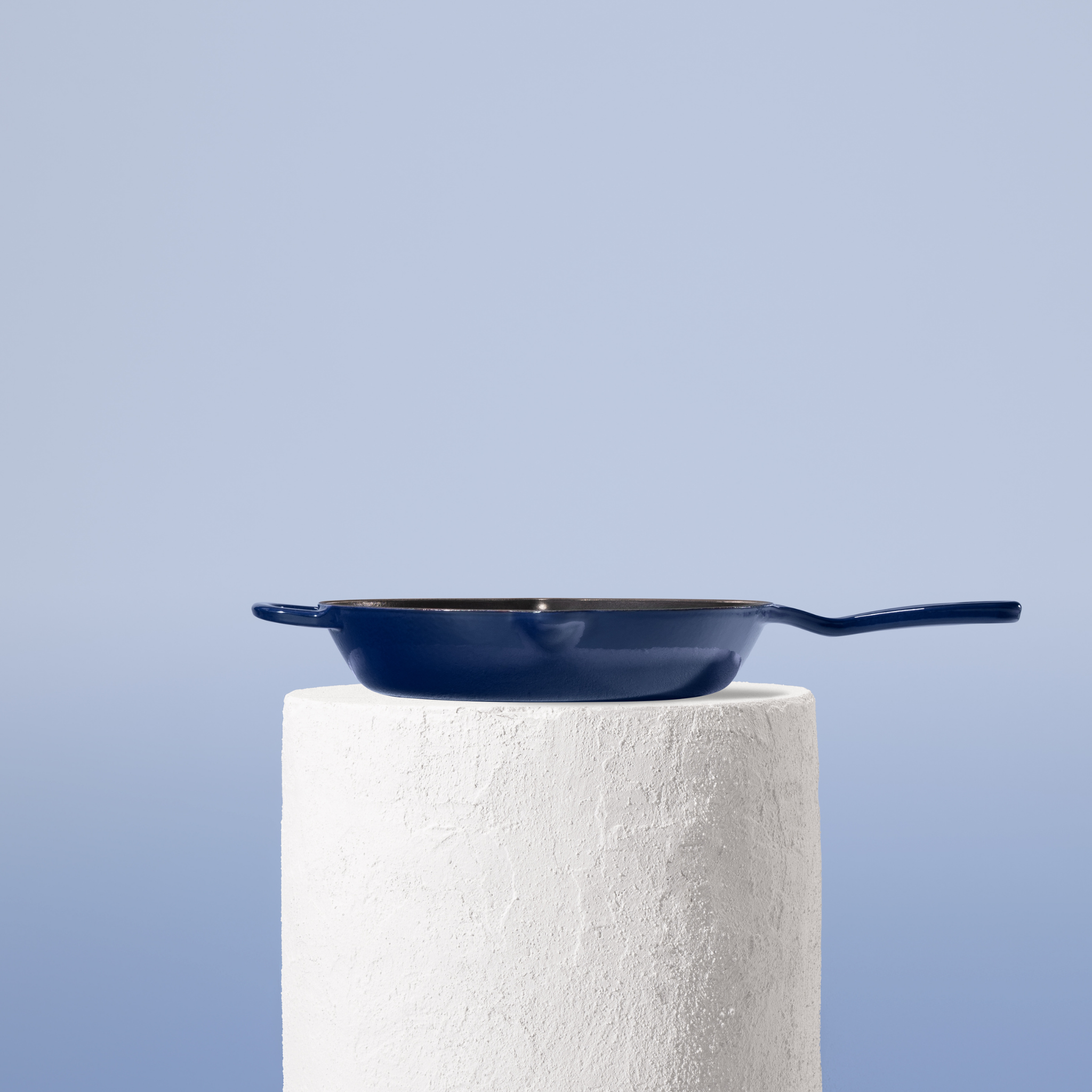 Profesionální pánev z litiny, 26 cm, smaltovaná úprava pro snadné čištění. Vhodná na všechny typy sporáků. Barva: modrá.