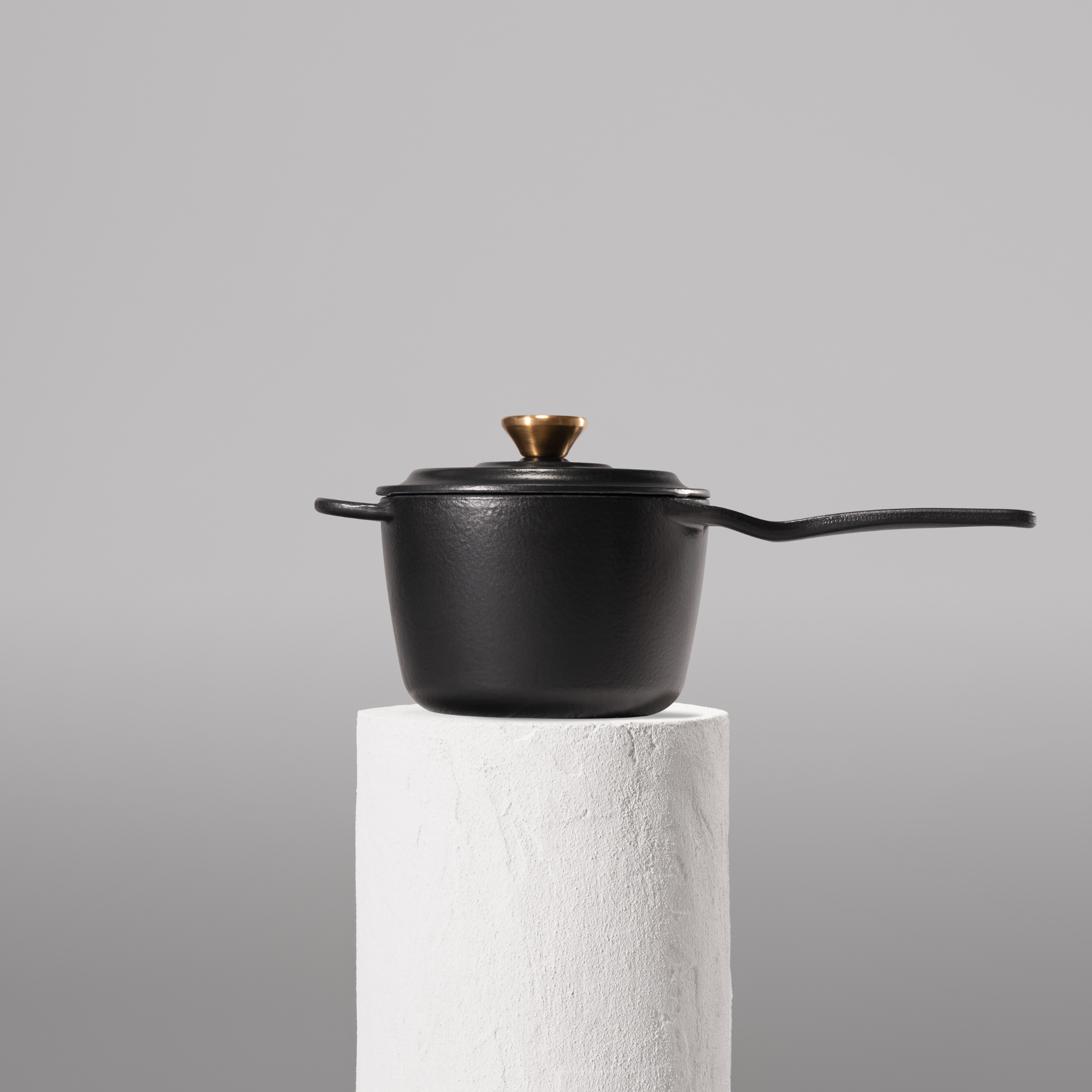 Profesionální rendlík z litiny, 18 cm, smaltovaná úprava pro snadné čištění. Vhodný na všechny typy sporáků. Barva: černá.