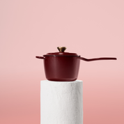 Profesionální rendlík z litiny, 18 cm, smaltovaná úprava pro snadné čištění. Vhodný na všechny typy sporáků. Barva: červená.