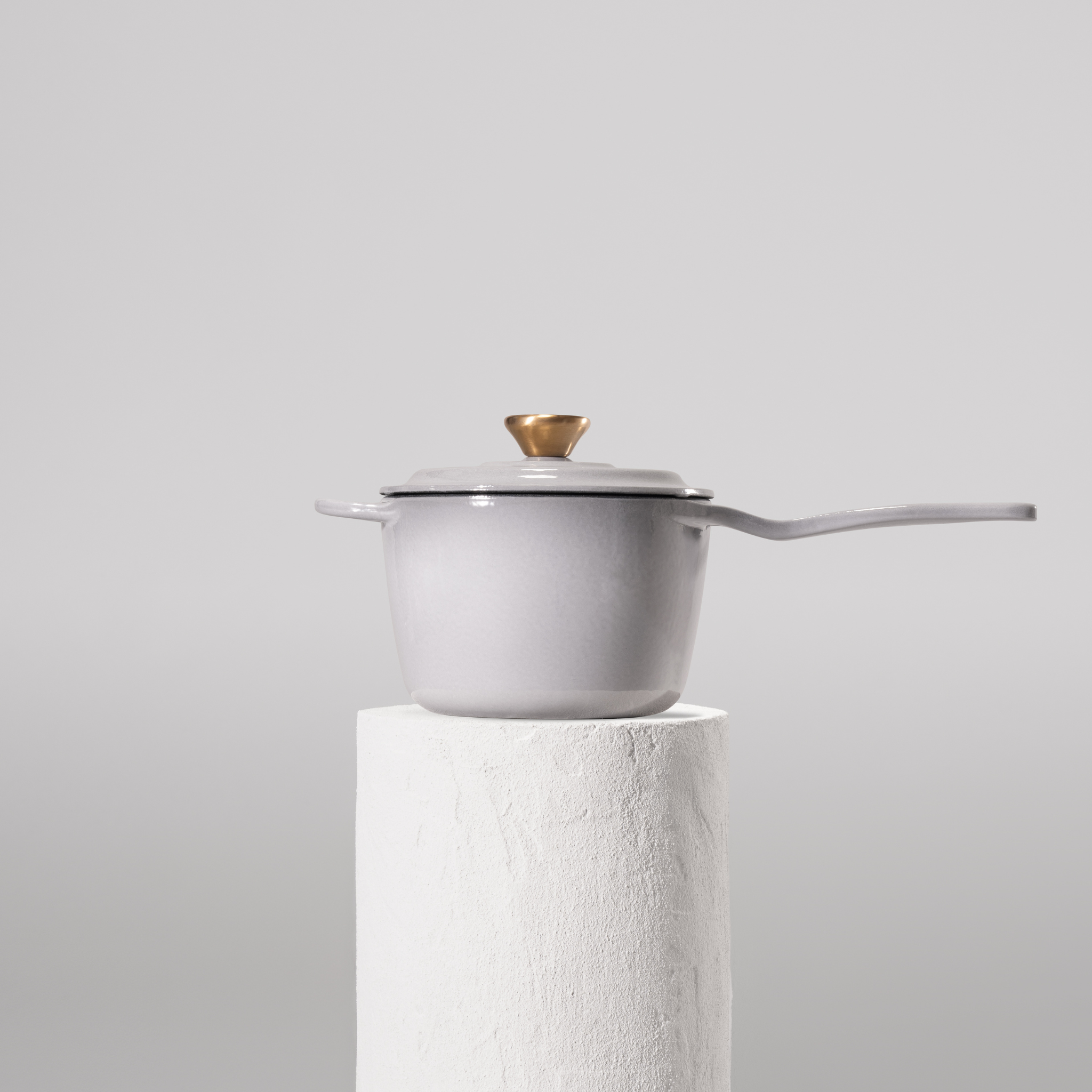 Profesionální rendlík z litiny, 18 cm, smaltovaná úprava pro snadné čištění. Vhodný na všechny typy sporáků. Barva: šedá.