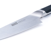 Kuchařský nůž z německé oceli, univerzální pomocník pro krájení masa, zeleniny i bylinek. Precizní a odolný.