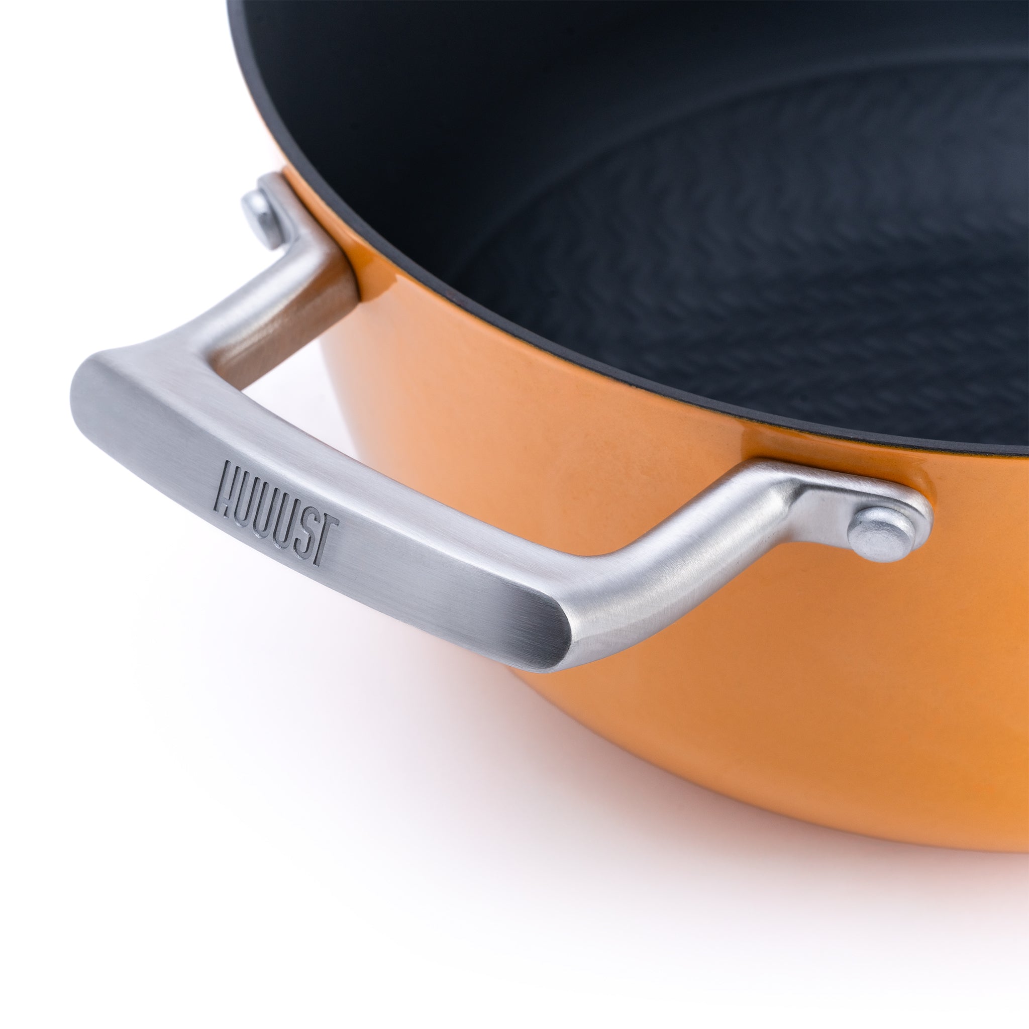 Litinový hrnec o průměru 24 cm z tenkostěnné litiny. Barva: oranžová. Vhodný na polévky, omáčky i pečení.
