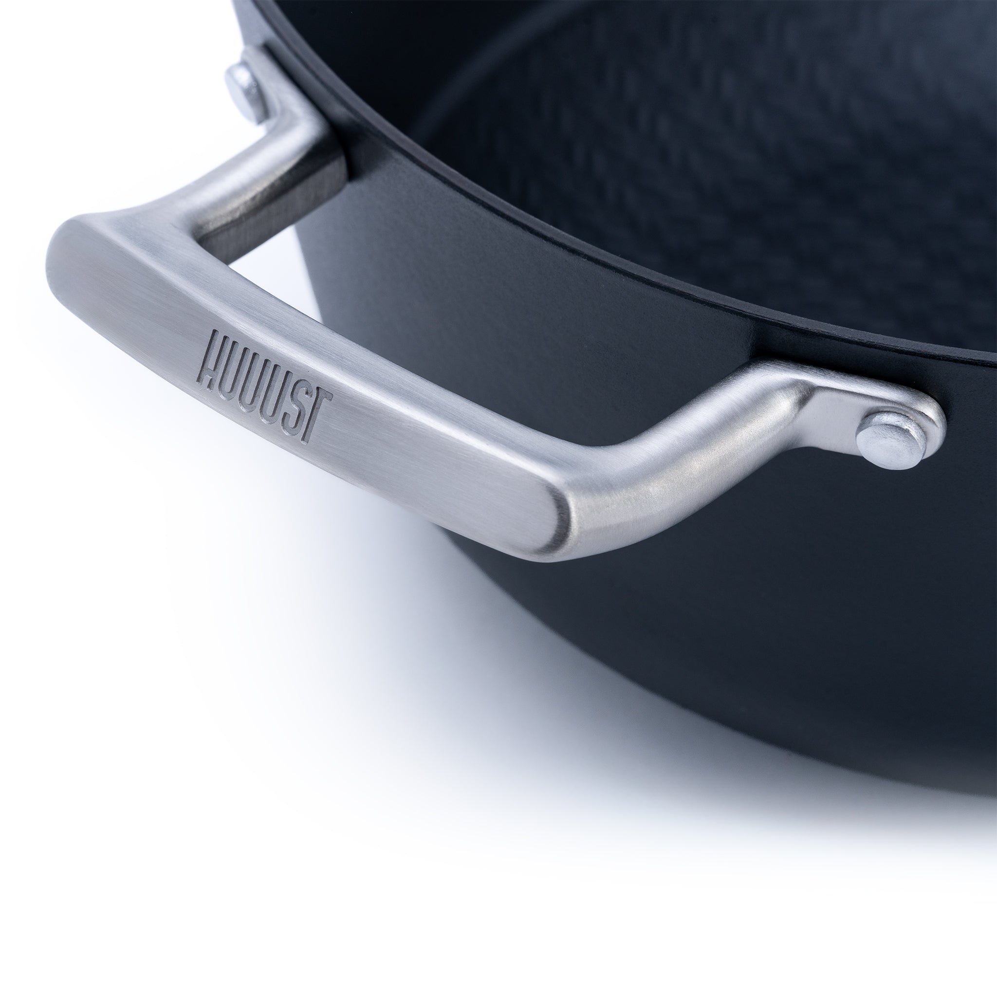 Litinový hrnec o průměru 26 cm z tenkostěnné litiny. Barva: matná černá. Vhodný na polévky, omáčky i pečení.