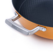 Litinový kastrol o průměru 30 cm z tenkostěnné litiny. Barva: oranžová. Skvělý na pečení masa, zapékání i dušení.