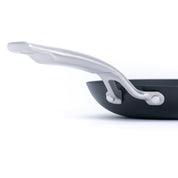 Litinová pánev o průměru 22 cm z tenkostěnné litiny. Barva: matná černá. Ideální na smažení, pečení i servírování.