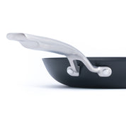 Litinová pánev o průměru 24 cm z tenkostěnné litiny. Barva: matná černá. Ideální na smažení, pečení i servírování.
