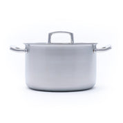 Nerezový vícevrstvý hrnec o průměru 24 cm, vhodný na všechny typy sporáků včetně indukce.