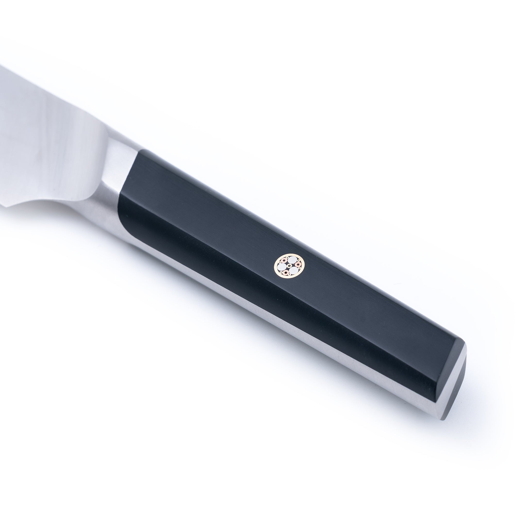 Nůž na pečivo z německé oceli s vroubkovaným ostřím. Snadno krájí chleba i křupavé bagety bez mačkání.