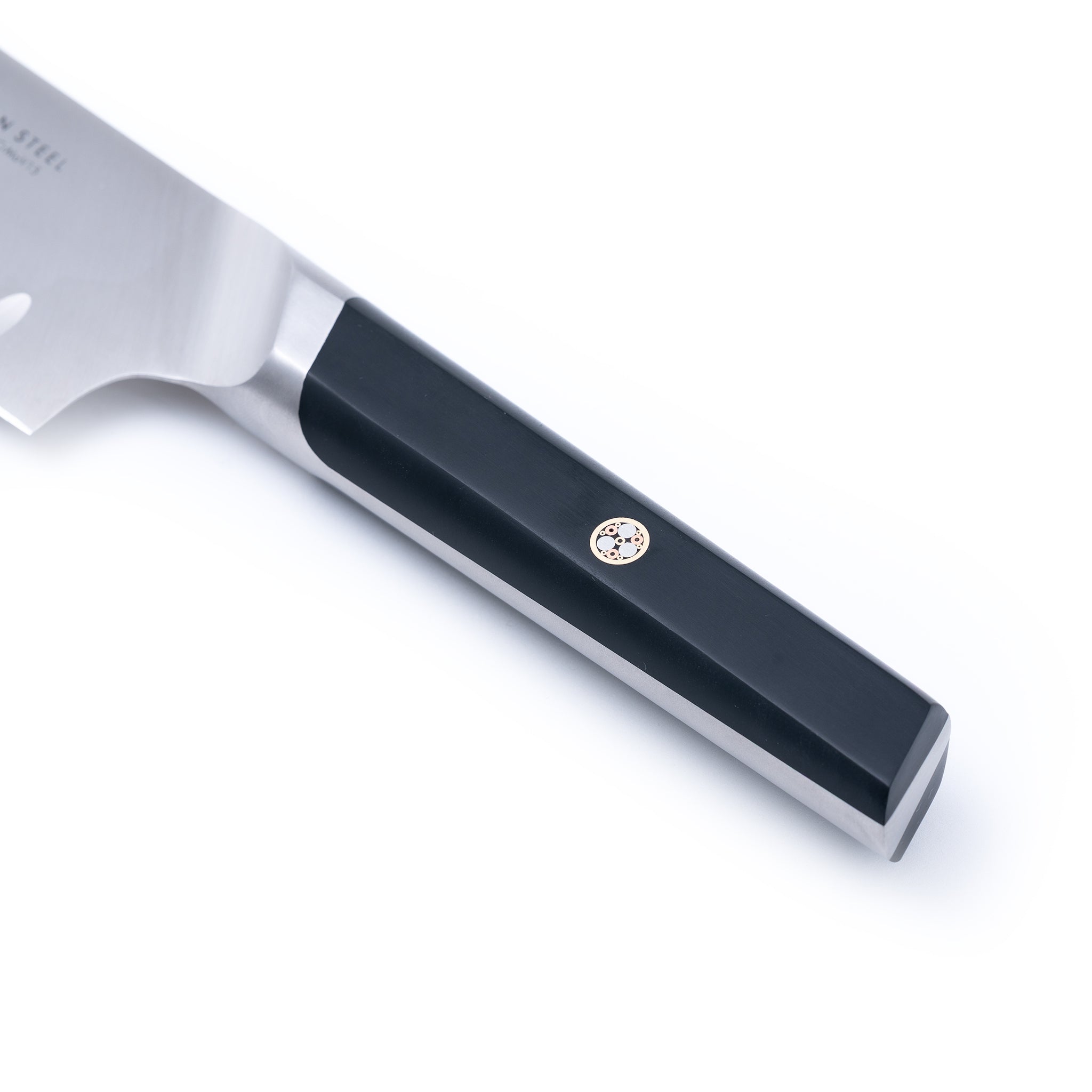 Santoku nůž z německé oceli, inspirovaný japonským stylem. Skvělý pro maso, zeleninu i ryby.