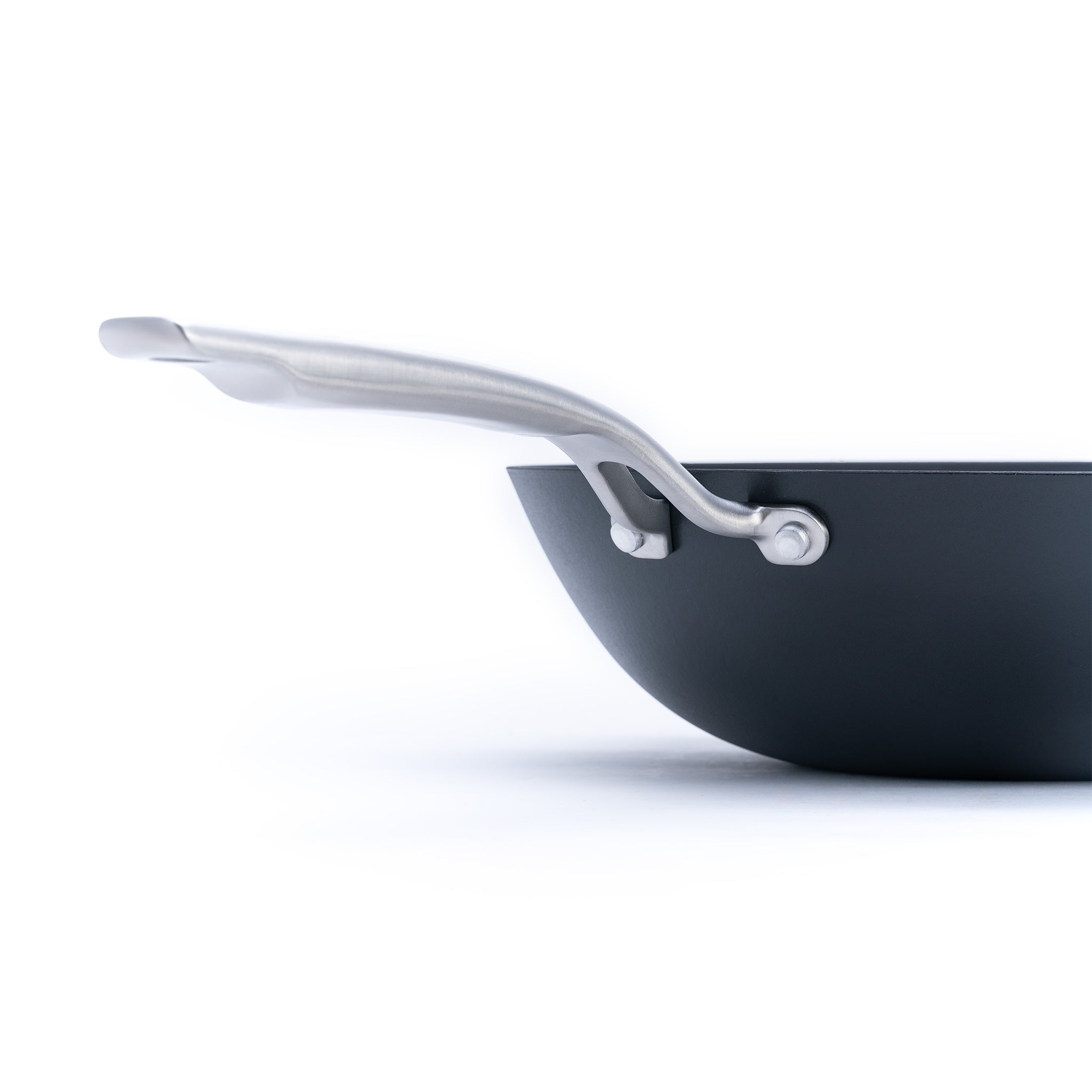 Litinový wok o průměru 30 cm, vyrobený z tenkostěnné litiny. Barva: matná černá. Vhodný pro zdravé asijské vaření a smažení.
