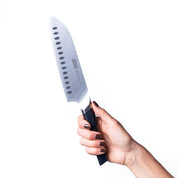 Santoku nůž z německé oceli, inspirovaný japonským stylem. Skvělý pro maso, zeleninu i ryby.