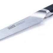 Nůž na pečivo z německé oceli s vroubkovaným ostřím. Snadno krájí chleba i křupavé bagety bez mačkání.