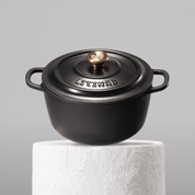 Smaltovaný litinový hrnec o průměru 24 cm, ideální pro zdravé vaření na všech typech varných desek včetně indukce. Barva: černá.