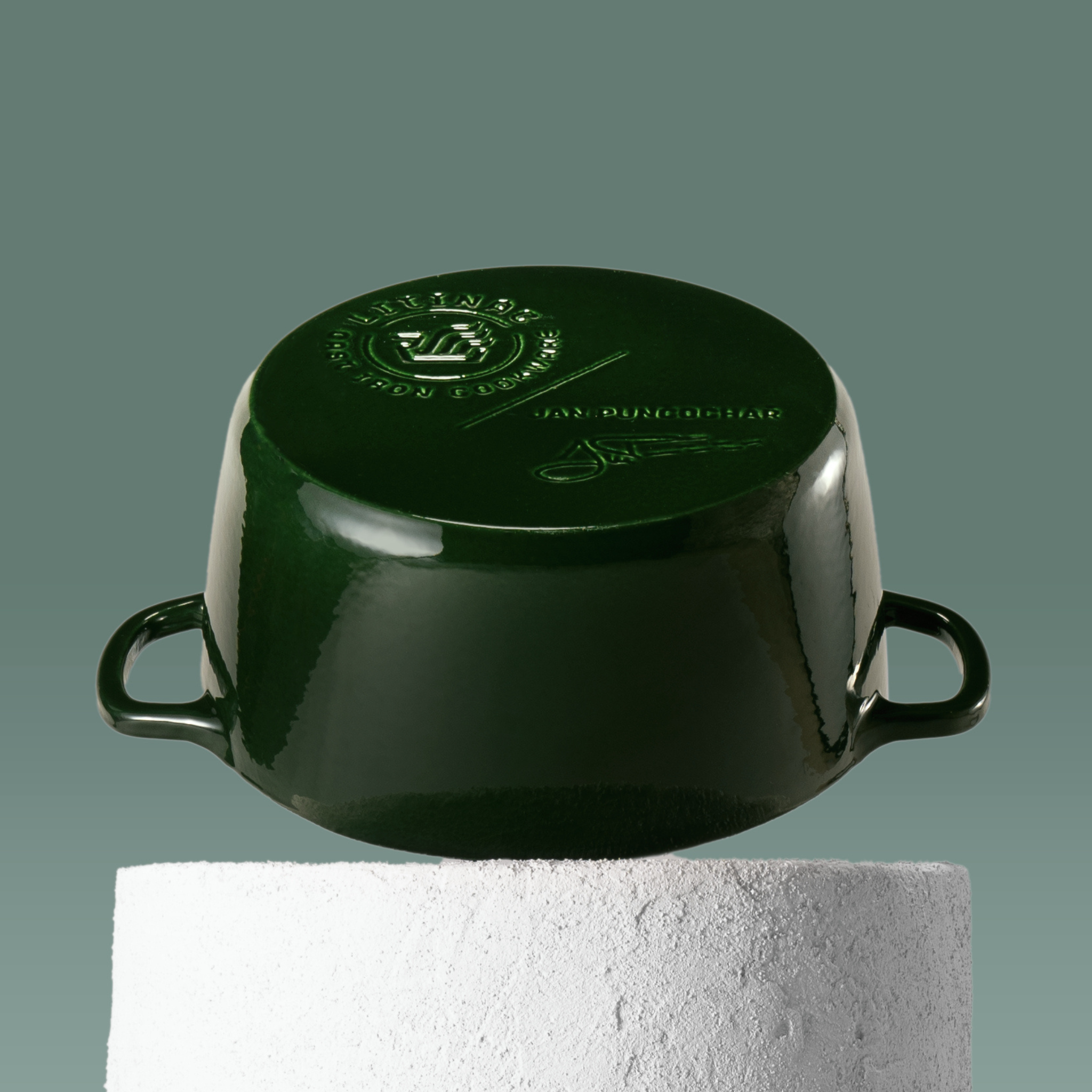 Smaltovaný litinový hrnec Jana Punčocháře o průměru 24 cm, ideální pro zdravé vaření a pečení, rovnoměrné rozložení tepla.