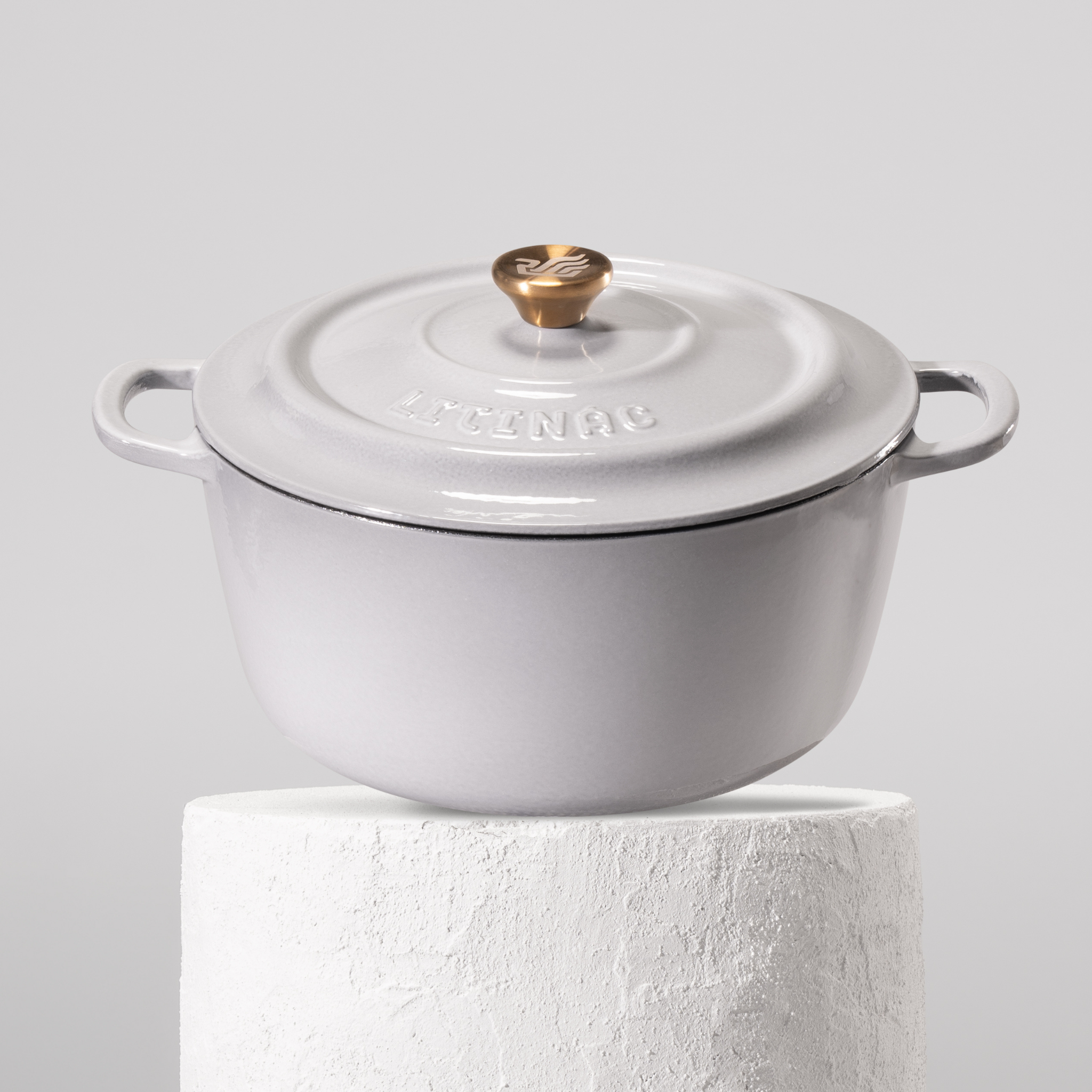 Smaltovaný litinový hrnec o průměru 28 cm, ideální pro zdravé vaření na všech typech varných desek včetně indukce. Barva: šedá.