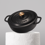 Smaltovaný litinový kastrol o průměru 26 cm, ideální pro dušení a pečení na všech typech varných desek včetně indukce. Barva: černá.