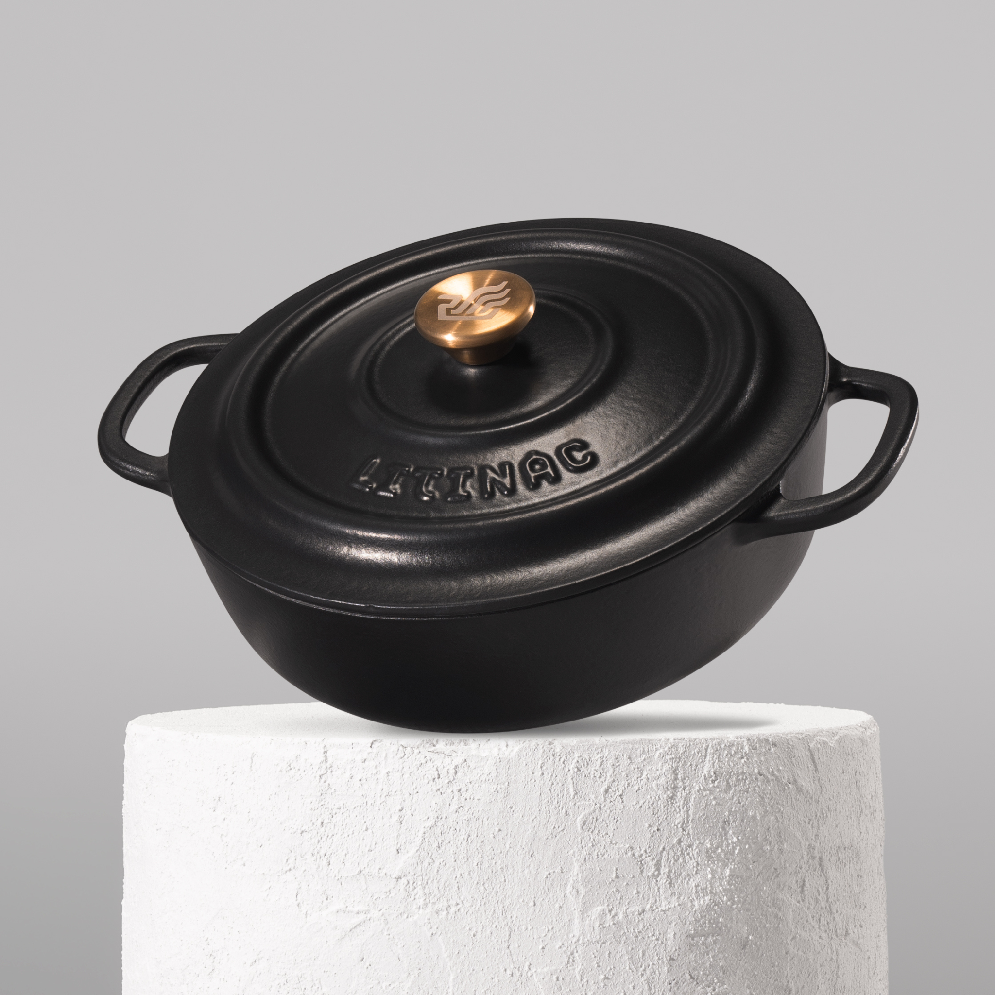 Smaltovaný litinový kastrol o průměru 26 cm, ideální pro dušení a pečení na všech typech varných desek včetně indukce. Barva: černá.