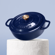 Smaltovaný litinový kastrol o průměru 26 cm, ideální pro dušení a pečení na všech typech varných desek včetně indukce. Barva: modrá.