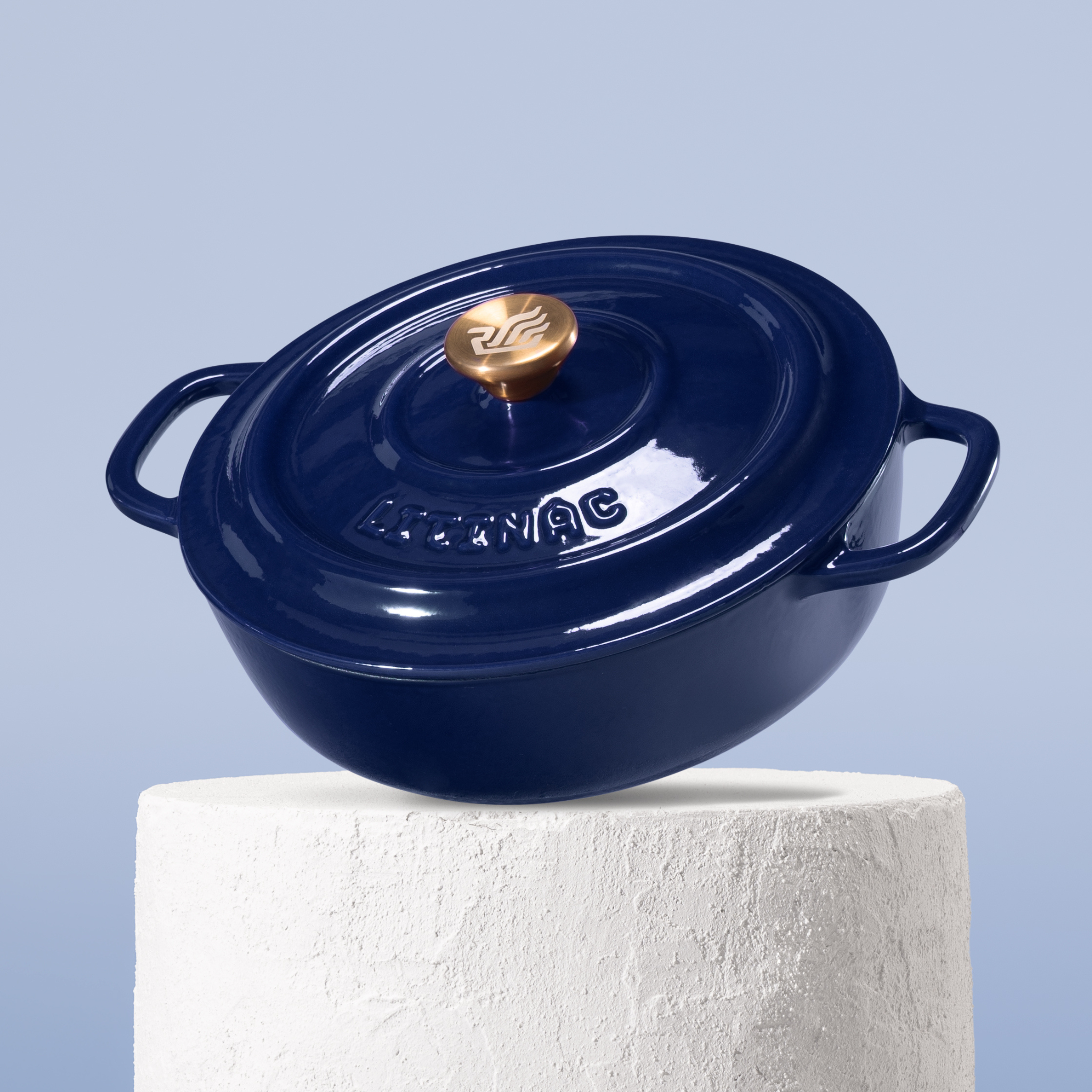 Smaltovaný litinový kastrol o průměru 26 cm, ideální pro dušení a pečení na všech typech varných desek včetně indukce. Barva: modrá.