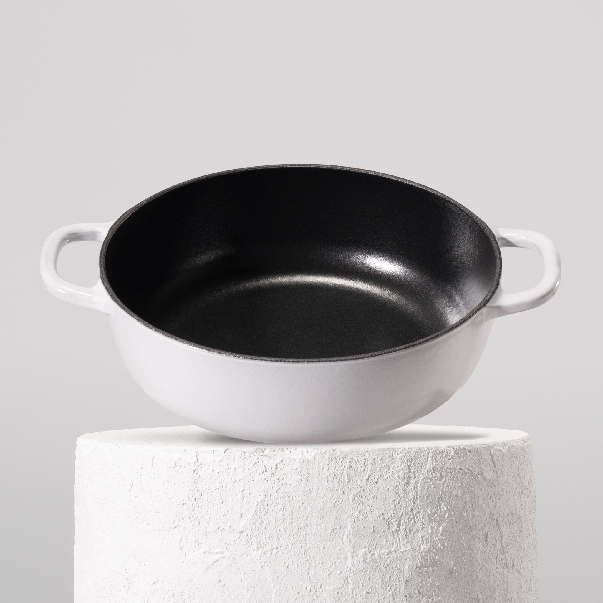 Smaltovaný litinový kastrol o průměru 26 cm, ideální pro dušení a pečení na všech typech varných desek včetně indukce. Barva: šedá.